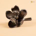 Arka Design Pansy Flower Paper Holder – Handcrafted Brass Desk & Table Accessory